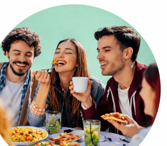 Apprentis partageant un repas ensemble